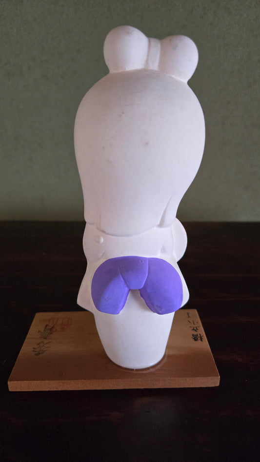 Poupée Komachi d'Amanohashidate 🌸 — plâtre blanc, ombrelle rouge dorée, signée Shūsai, 10 cm