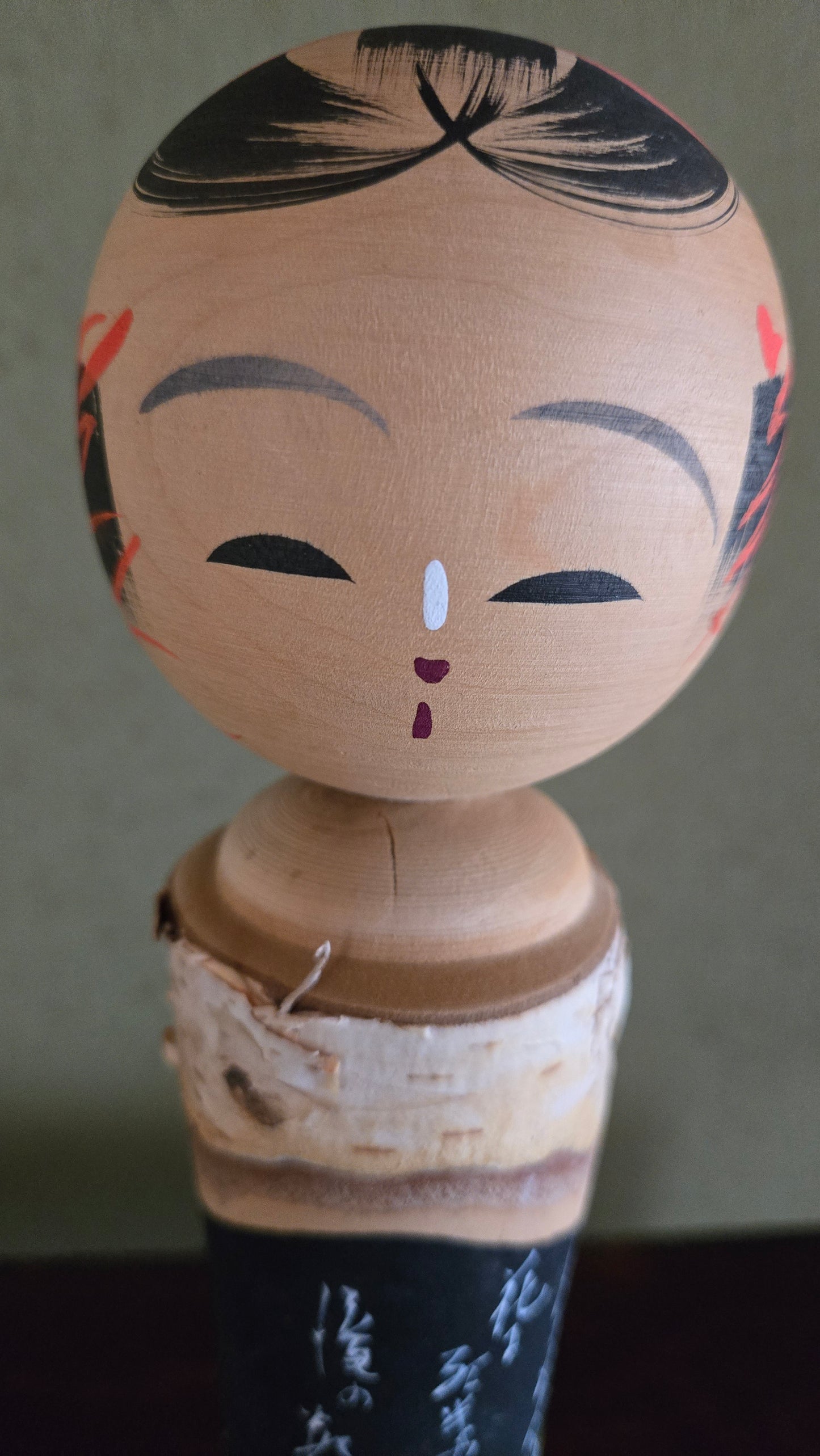 Kokeshi poétique style Iwate 🍂 — paysage de gorges peint sur écorce de bouleau, poème calligraphié