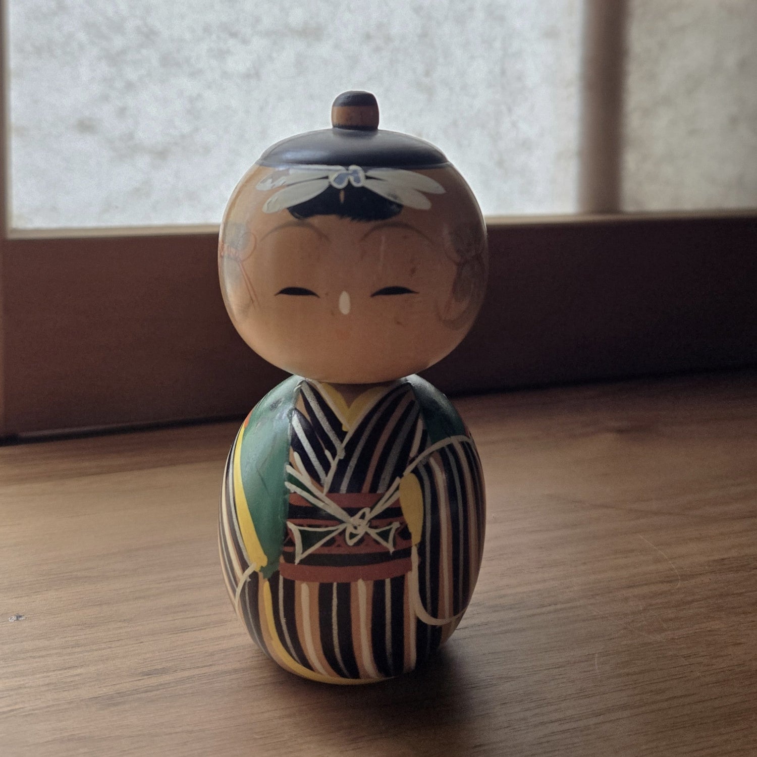 Kokeshi japonaises en bois, petites figurines artisanales de moins de 10 cm, peintes à la main