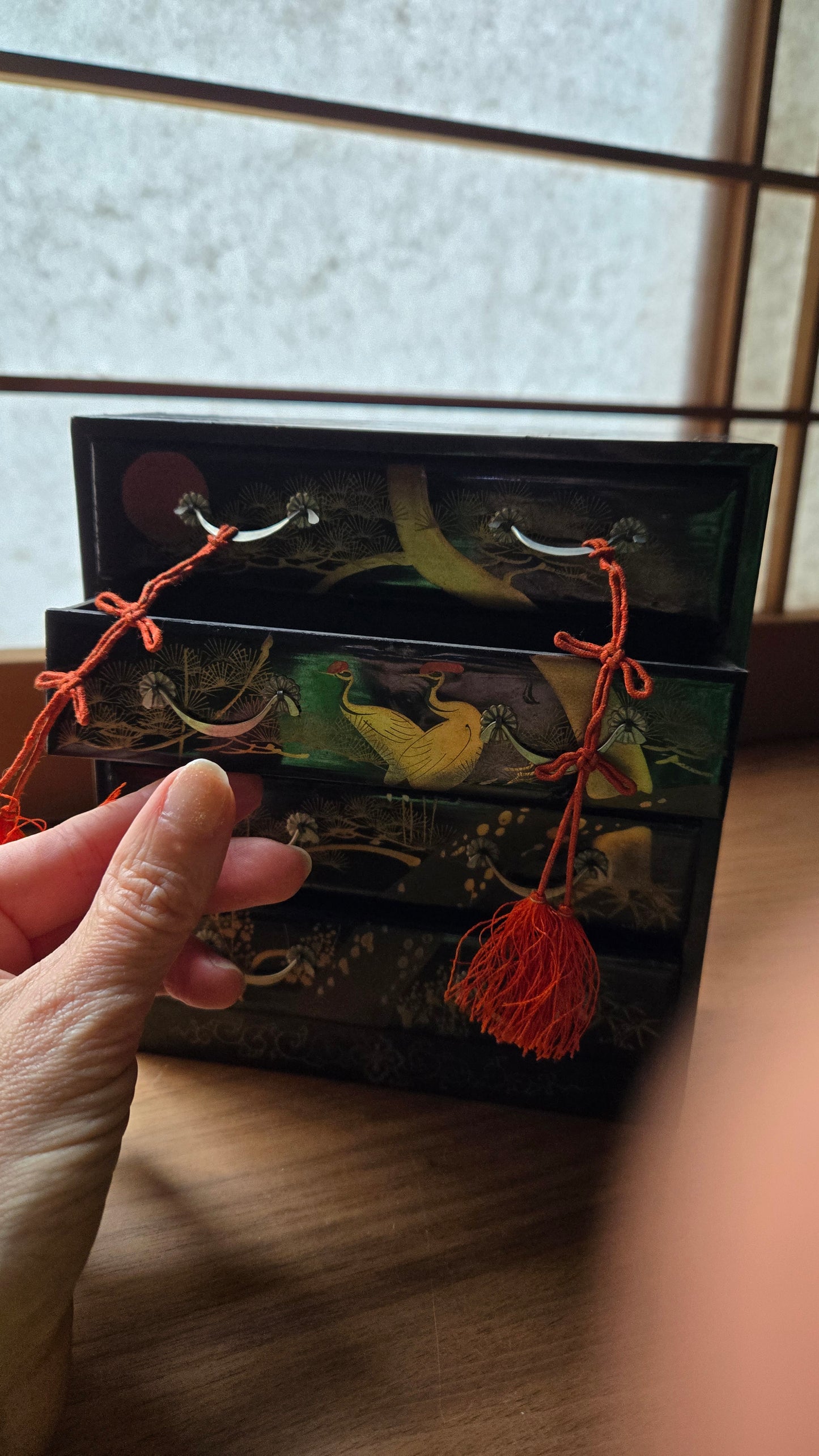 Petit tansu laqué pour poupées Hina Matsuri – Décor grues & pins – Meuble miniature japonais