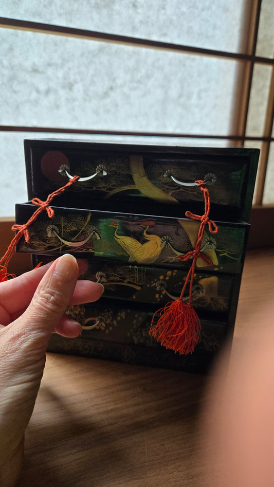 Petit tansu laqué pour poupées Hina Matsuri – Décor grues & pins – Meuble miniature japonais