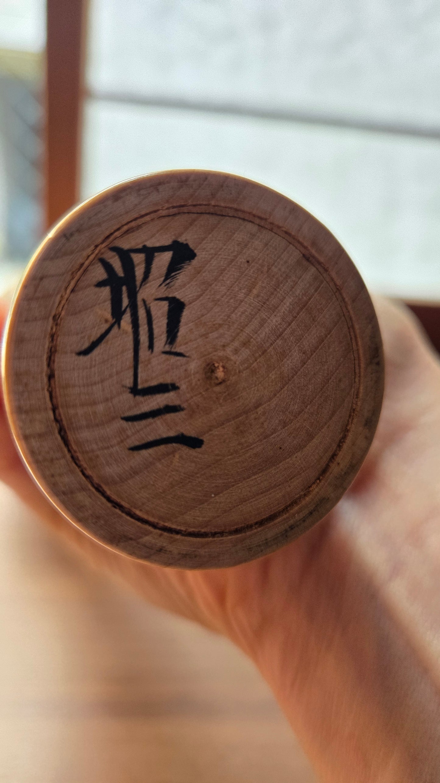 Kokeshi traditionnelle Naruko 🌺 Motif floral rouge – Signée – Style dentō