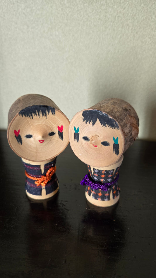🎎🌿 Paire de mini kokeshi artisanales – Bois brut & kimono textile