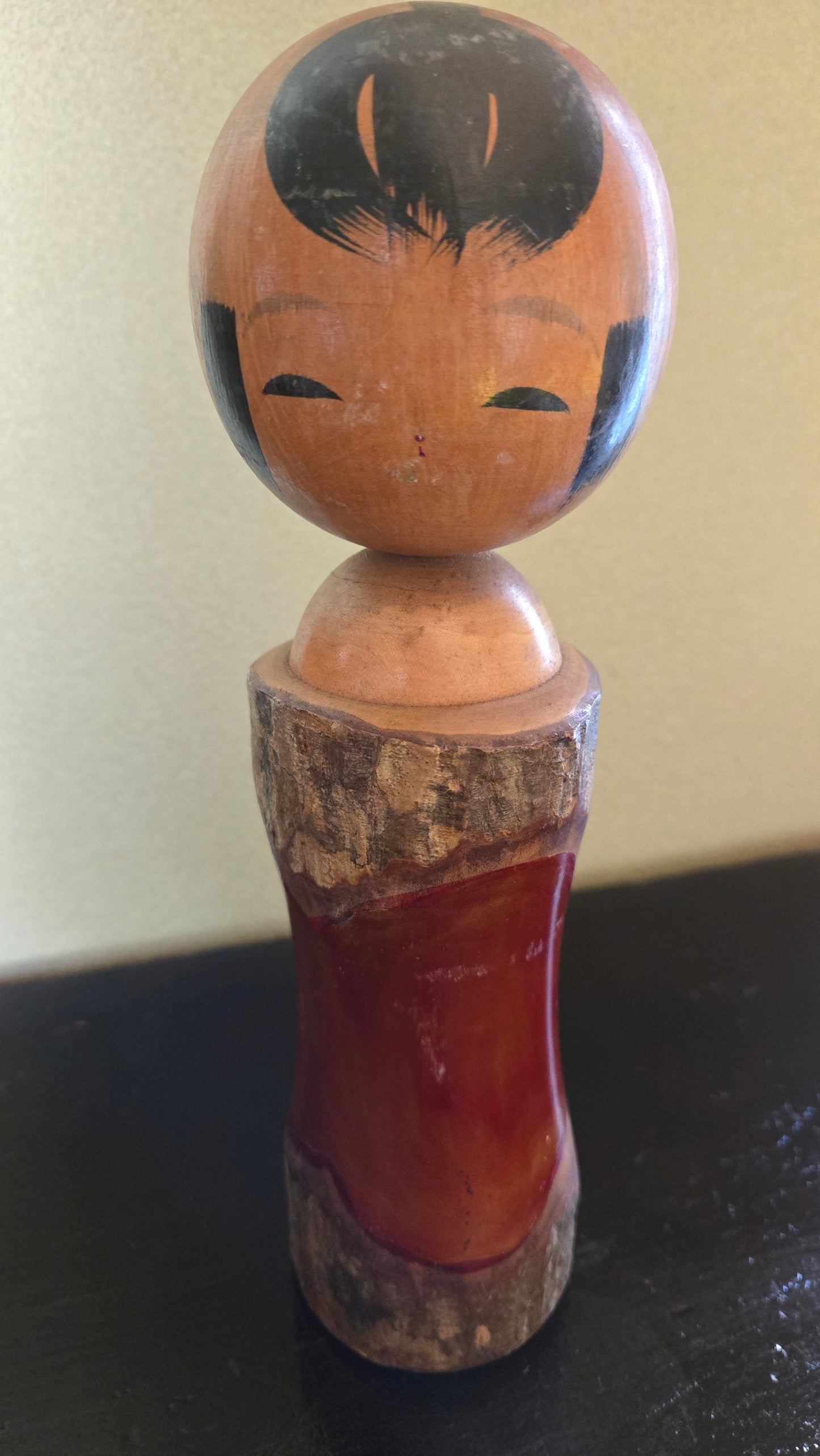 🎎 Kokeshi souvenir – Bois naturel & résine rouge – Shōwa