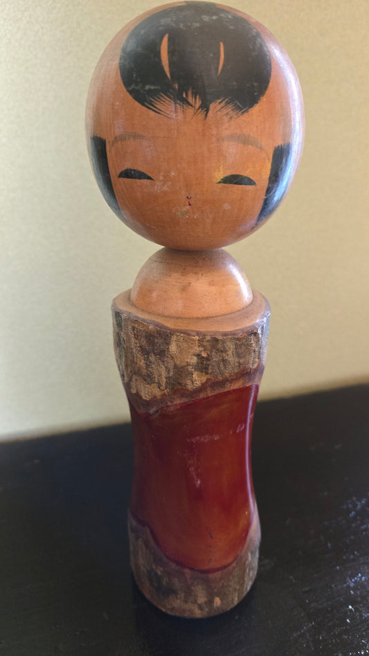 🎎 Kokeshi souvenir – Bois naturel & résine rouge – Shōwa