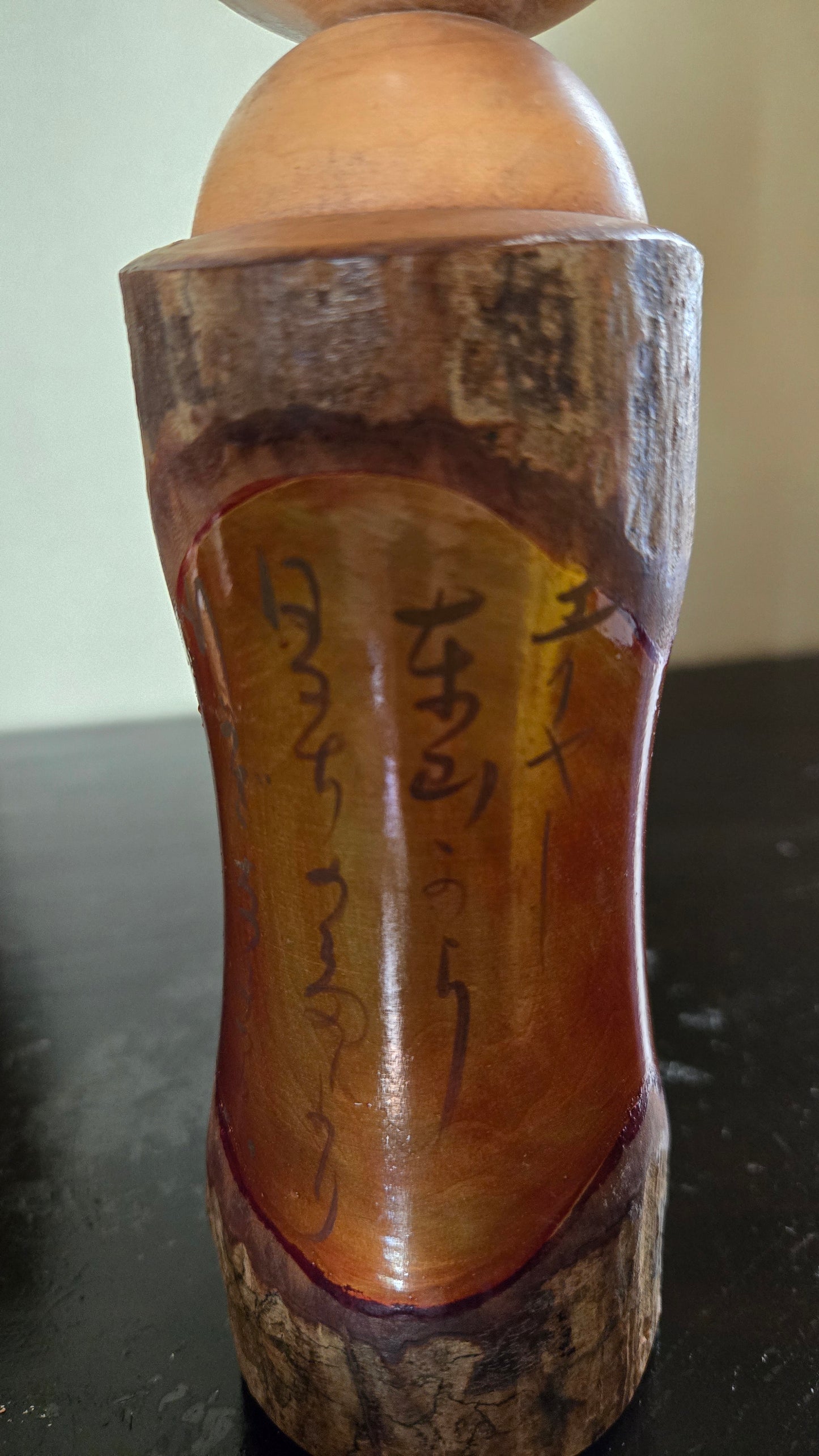 🎎 Kokeshi souvenir – Bois naturel & résine rouge – Shōwa