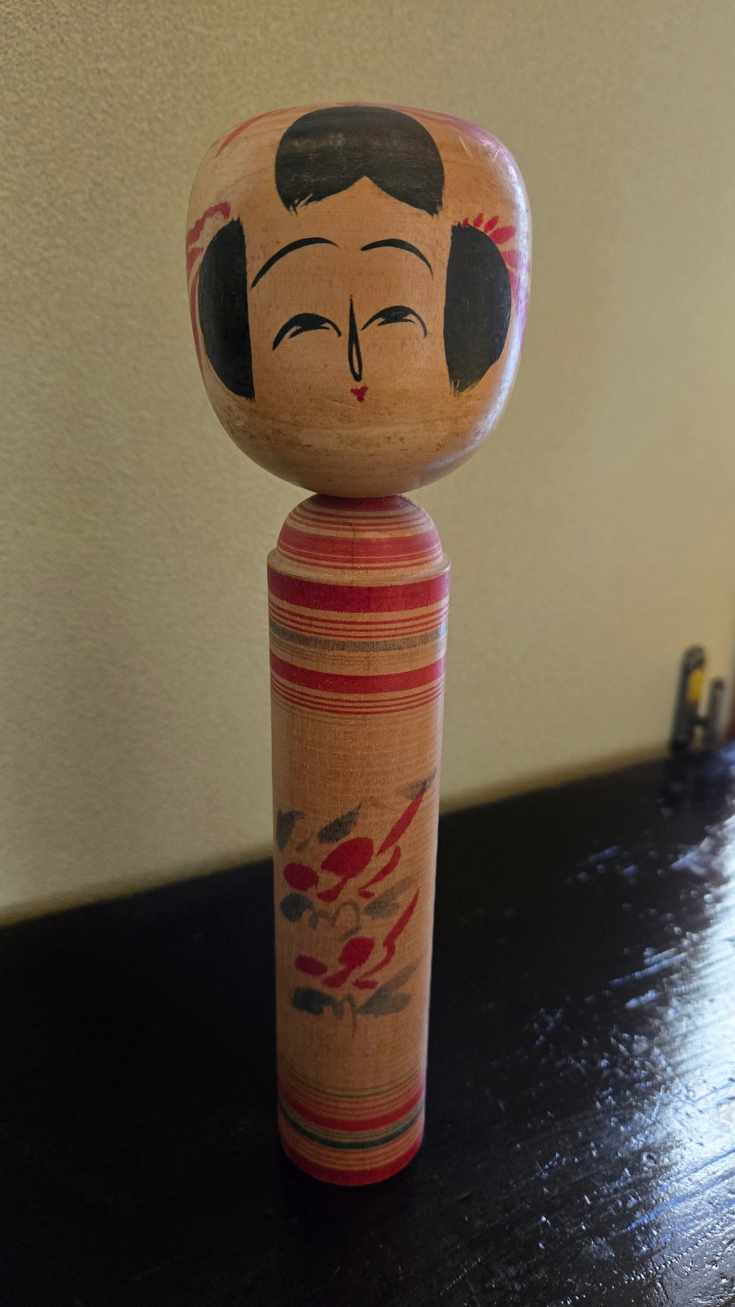 🎎 Kokeshi traditionnelle Naruko – Signée Satō (佐藤) – 24 cm