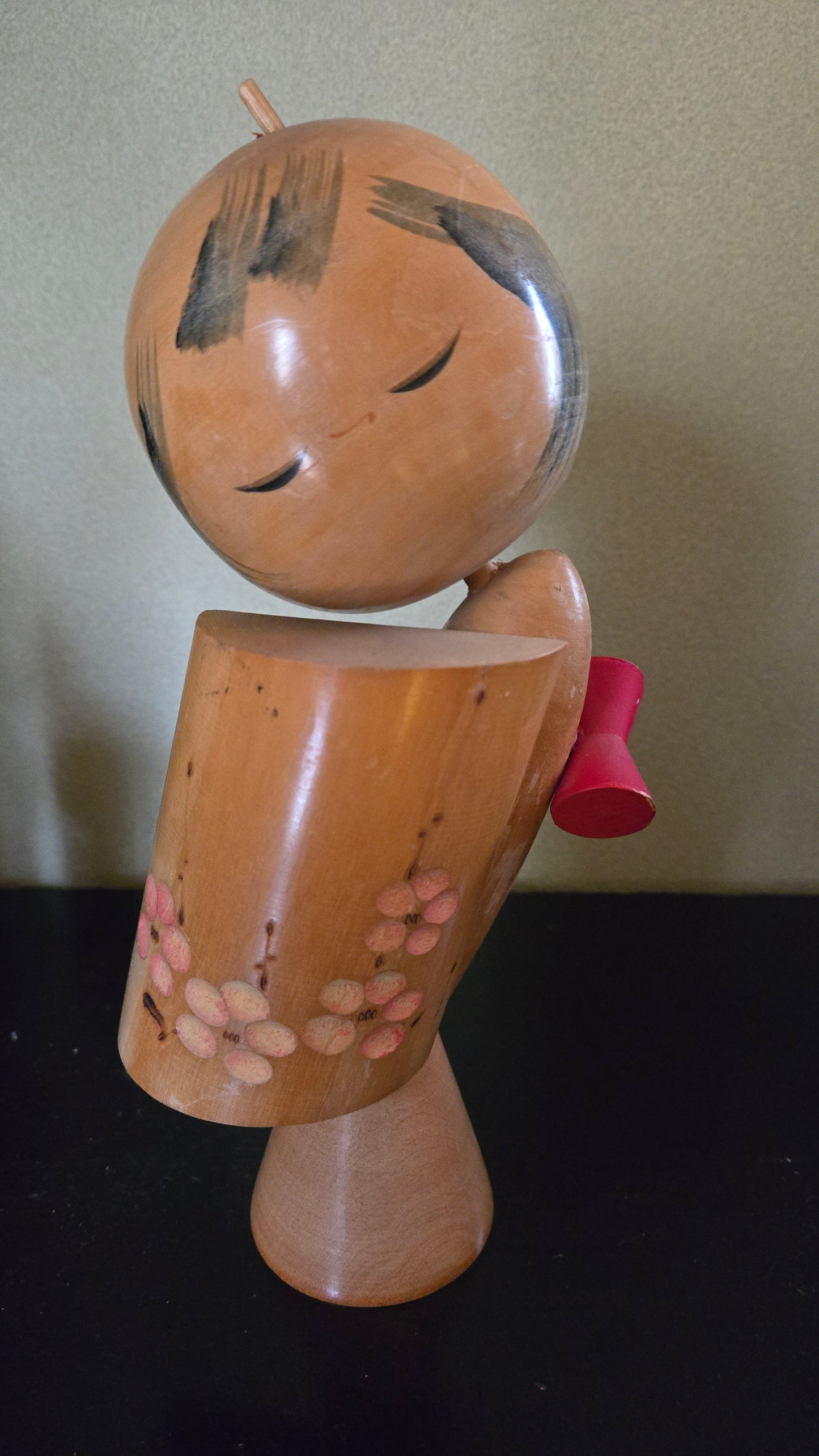 🎎✨ Kokeshi japonaise moderne – Jeune fille rêveuse au ruban rouge 🌸❤️