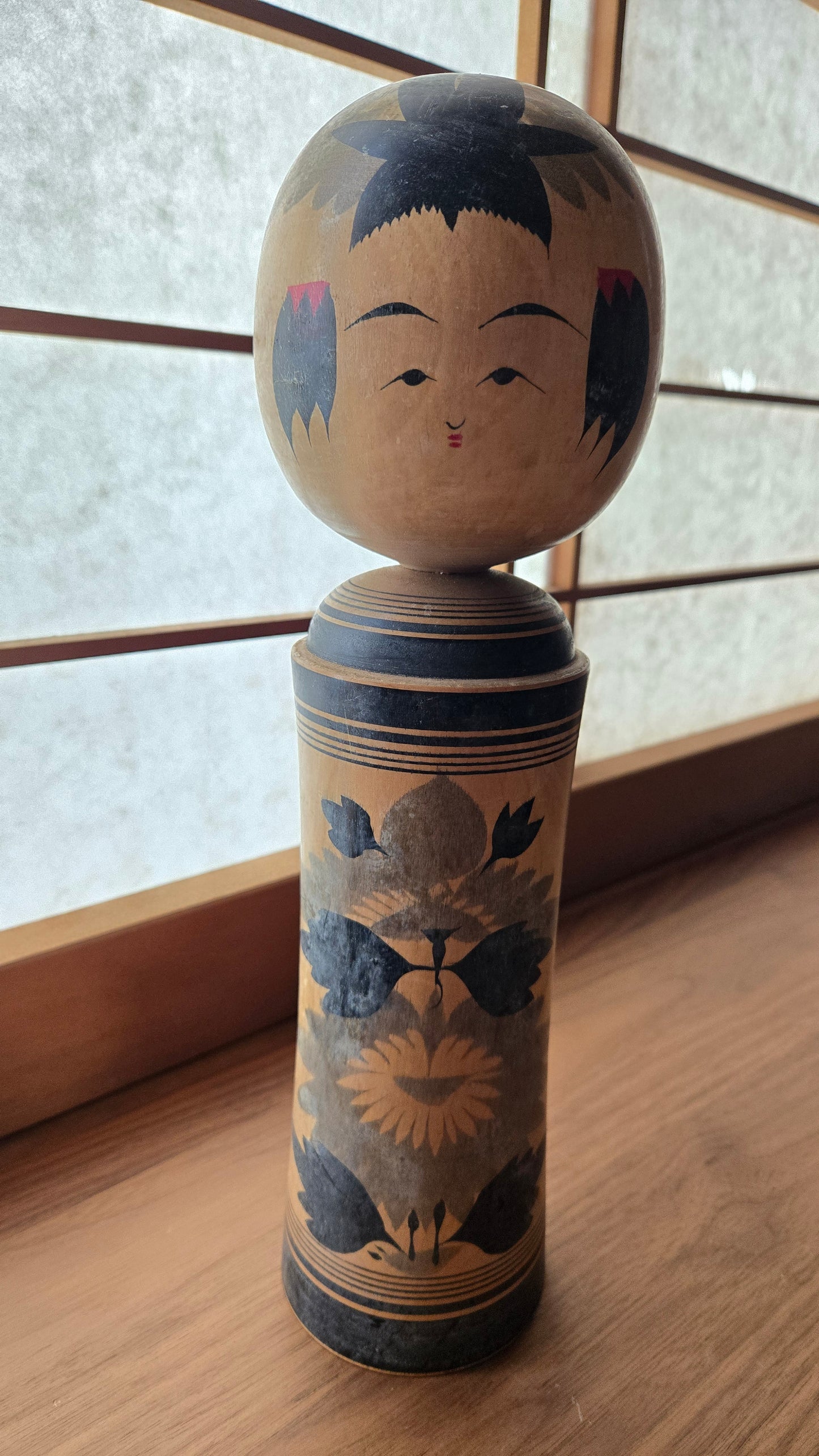 Kokeshi japonaise traditionnelle Naruko – Motif floral noir – 33 cm