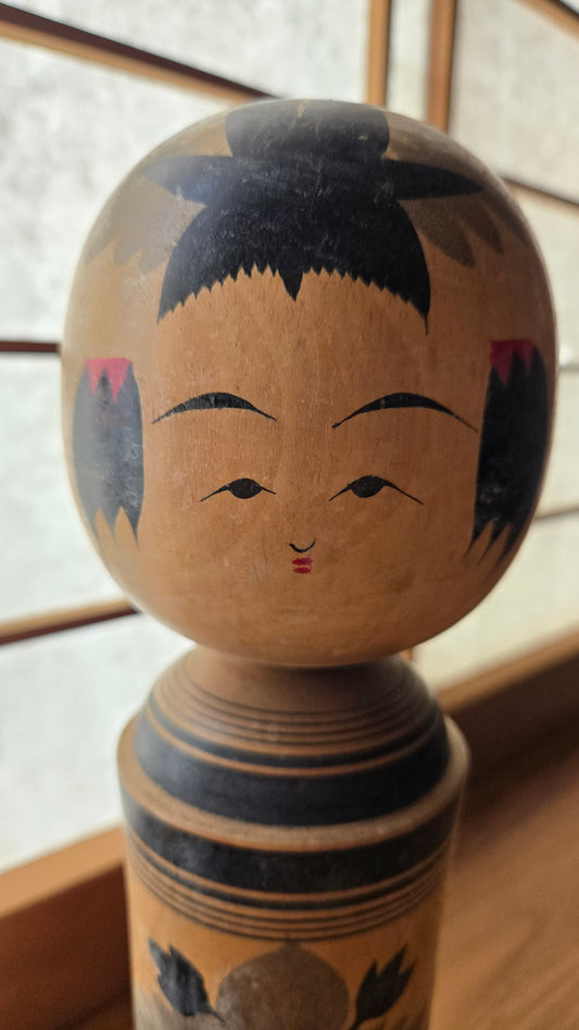 Kokeshi japonaise traditionnelle Naruko – Motif floral noir – 33 cm