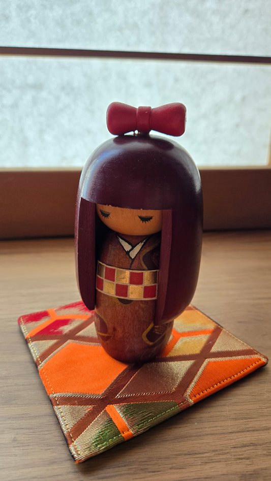 🎎 Kokeshi Sōsaku Vintage — Chevelure Sculptée & Nœud Rouge — Japon