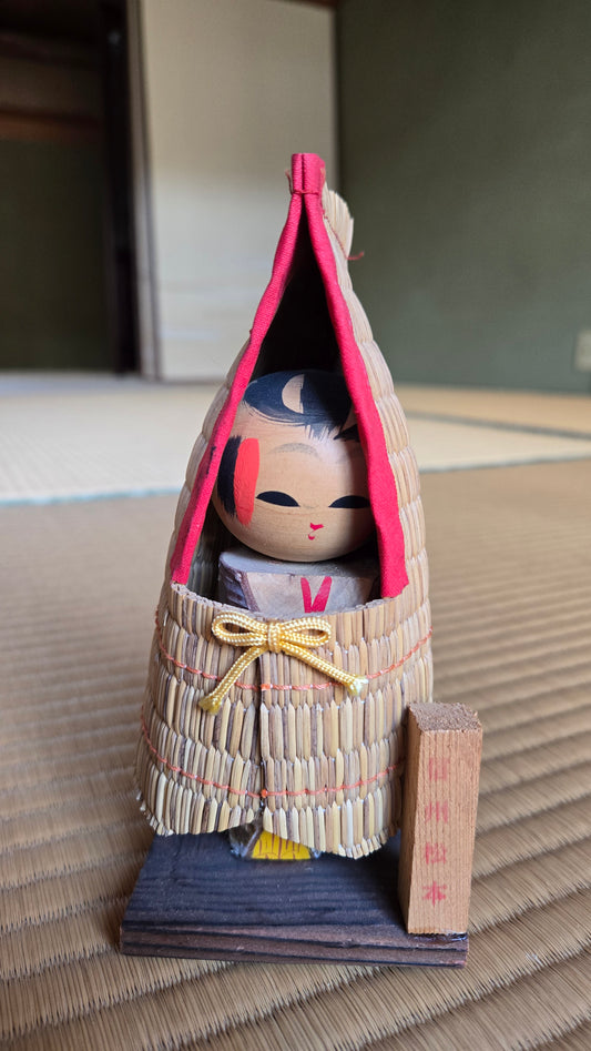 🪆 Poupée japonaise artisanale – Kokeshi en mino de paille – Pièce rare