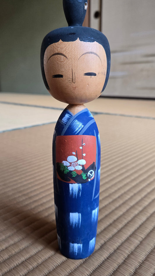 🪆 Kokeshi japonaise artisanale – Kimono indigo – Coiffure Shimada – Sosaku – Signée