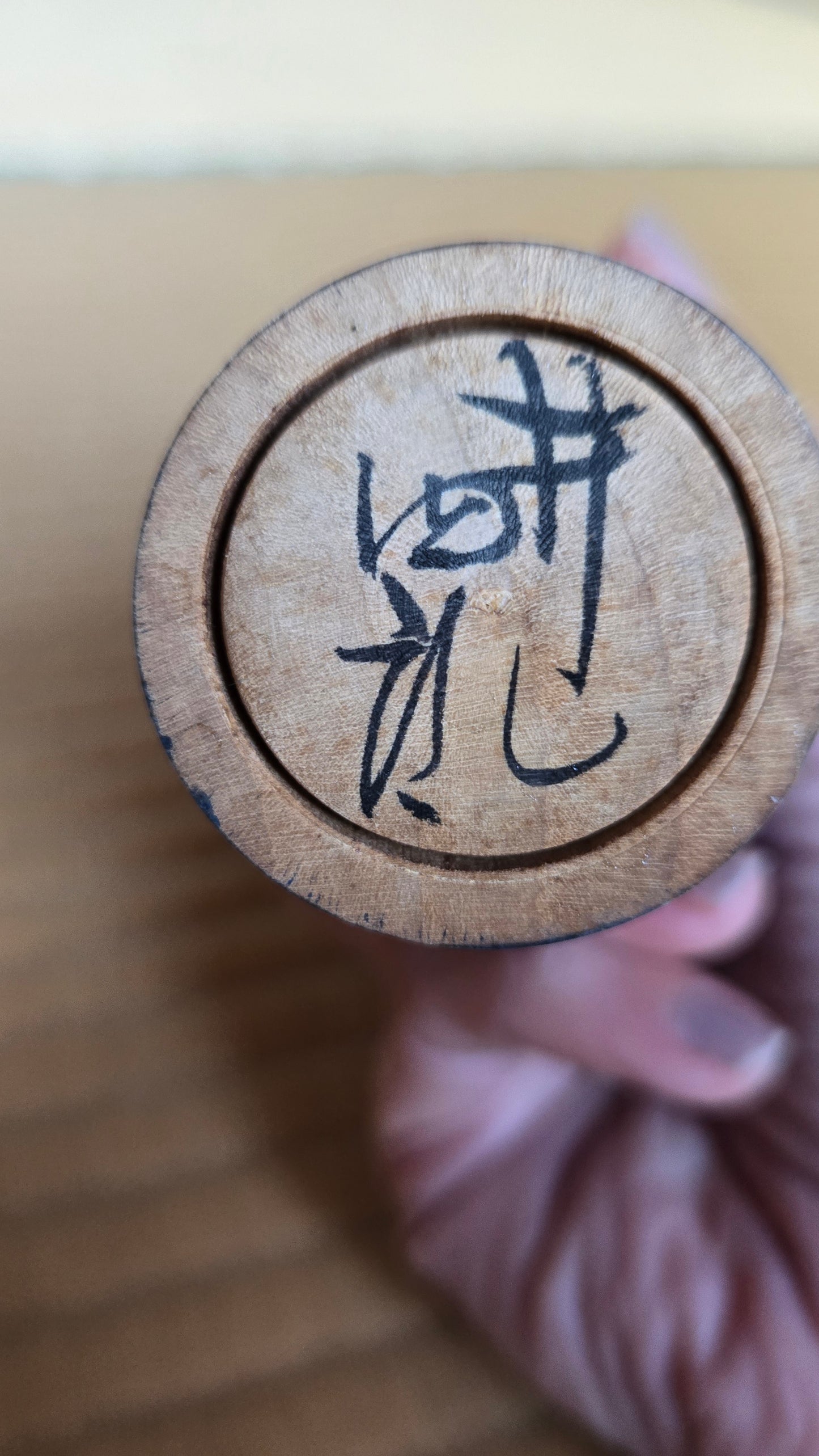 🪆 Kokeshi japonaise artisanale – Kimono indigo – Coiffure Shimada – Sosaku – Signée