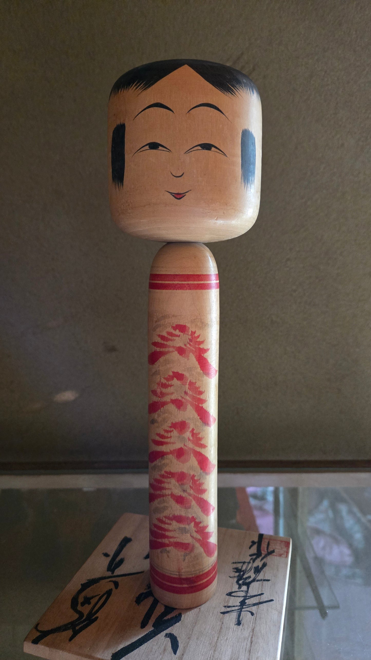 🪆 Kokeshi japonaise artisanale – Corps chrysanthèmes rouges – Style Tōgatta