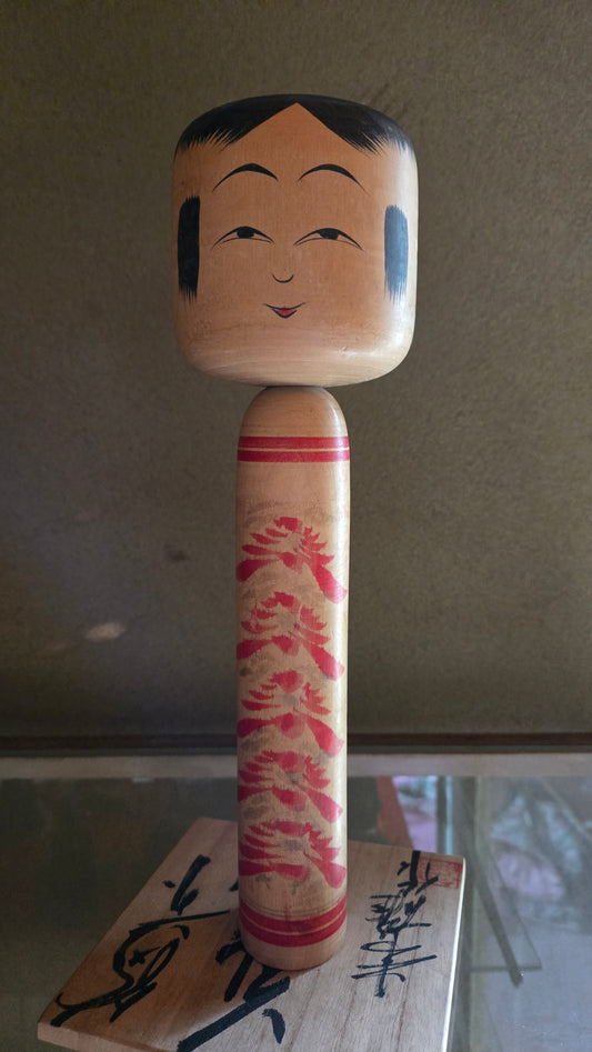 🪆 Kokeshi japonaise artisanale – Corps chrysanthèmes rouges – Style Tōgatta