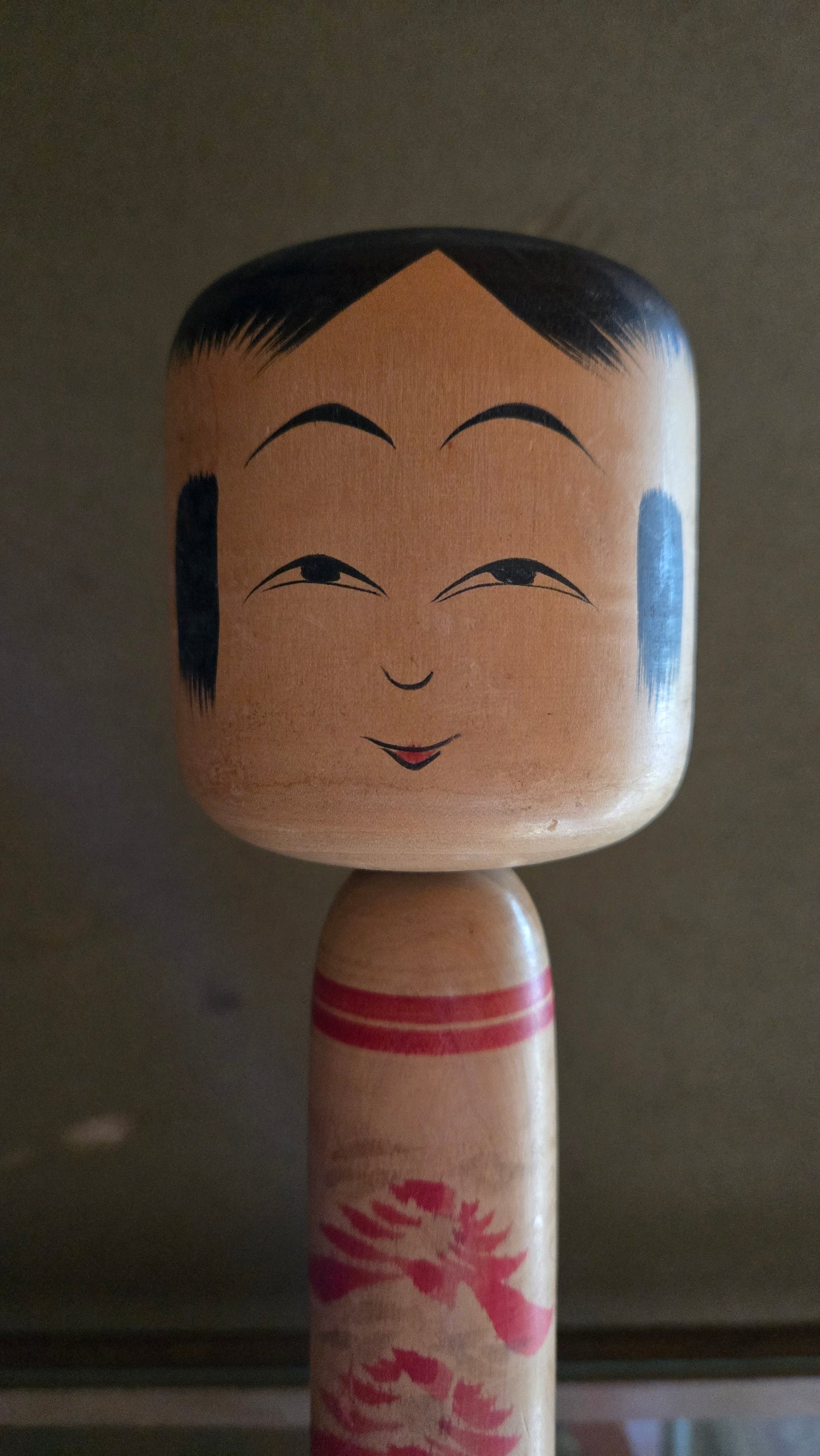 🪆 Kokeshi japonaise artisanale – Corps chrysanthèmes rouges – Style Tōgatta