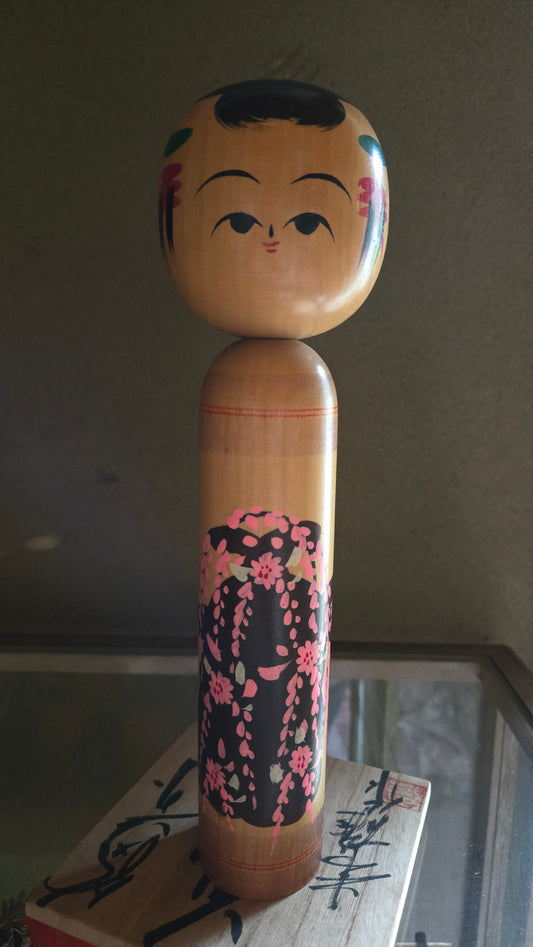 🪆 Kokeshi japonaise artisanale – Kimono sakura sur fond noir – Style Tōgatta – Datée 1988