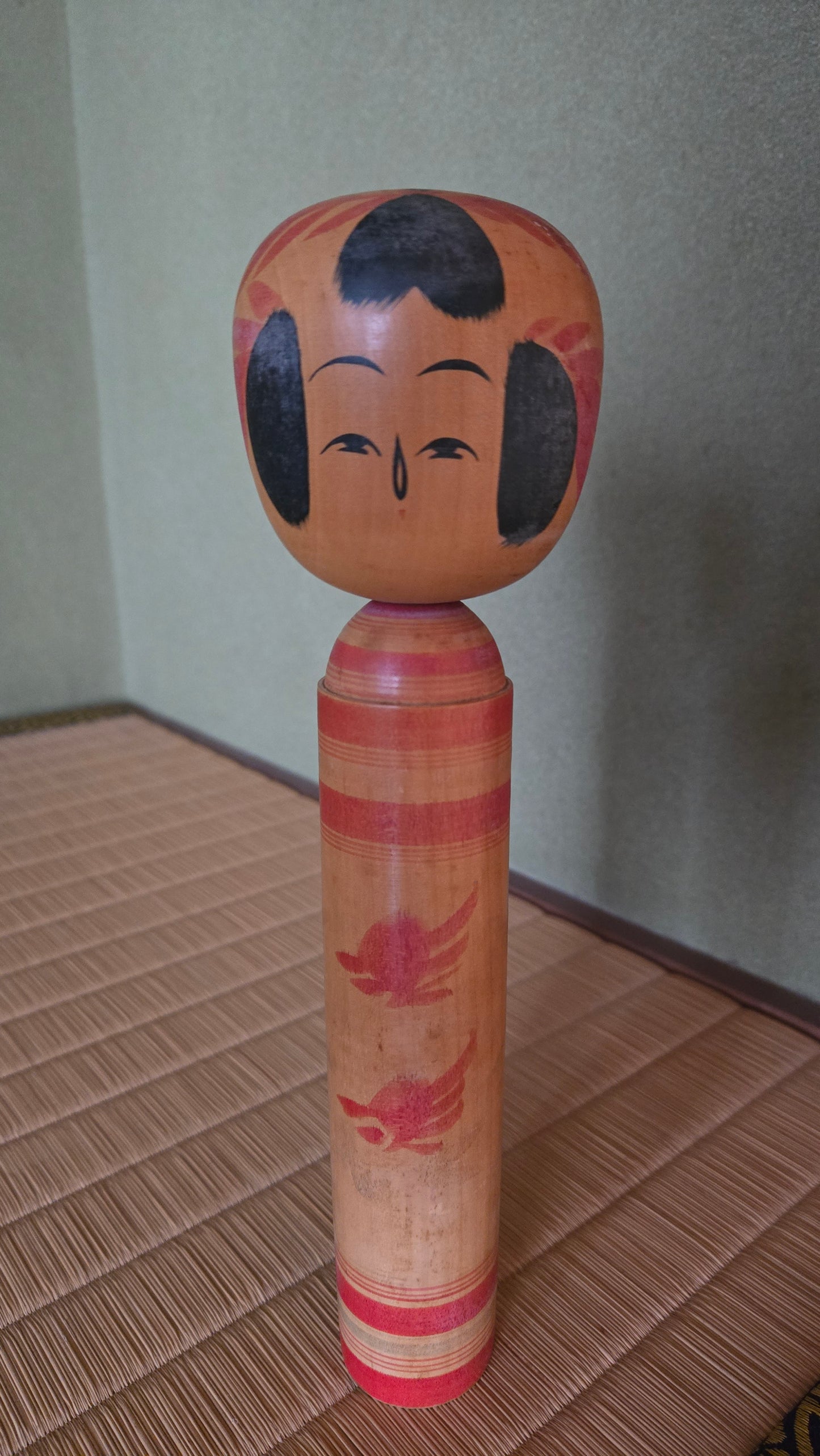 🪆 Kokeshi japonaise artisanale – Motifs oiseaux (phénix) sur fond bois naturel – Style Tōhoku – Datée 1982 – Signée