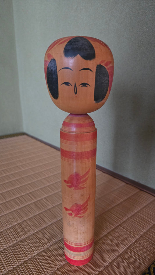 🪆 Kokeshi japonaise artisanale – Motifs oiseaux (phénix) sur fond bois naturel – Style Tōhoku – Datée 1982 – Signée