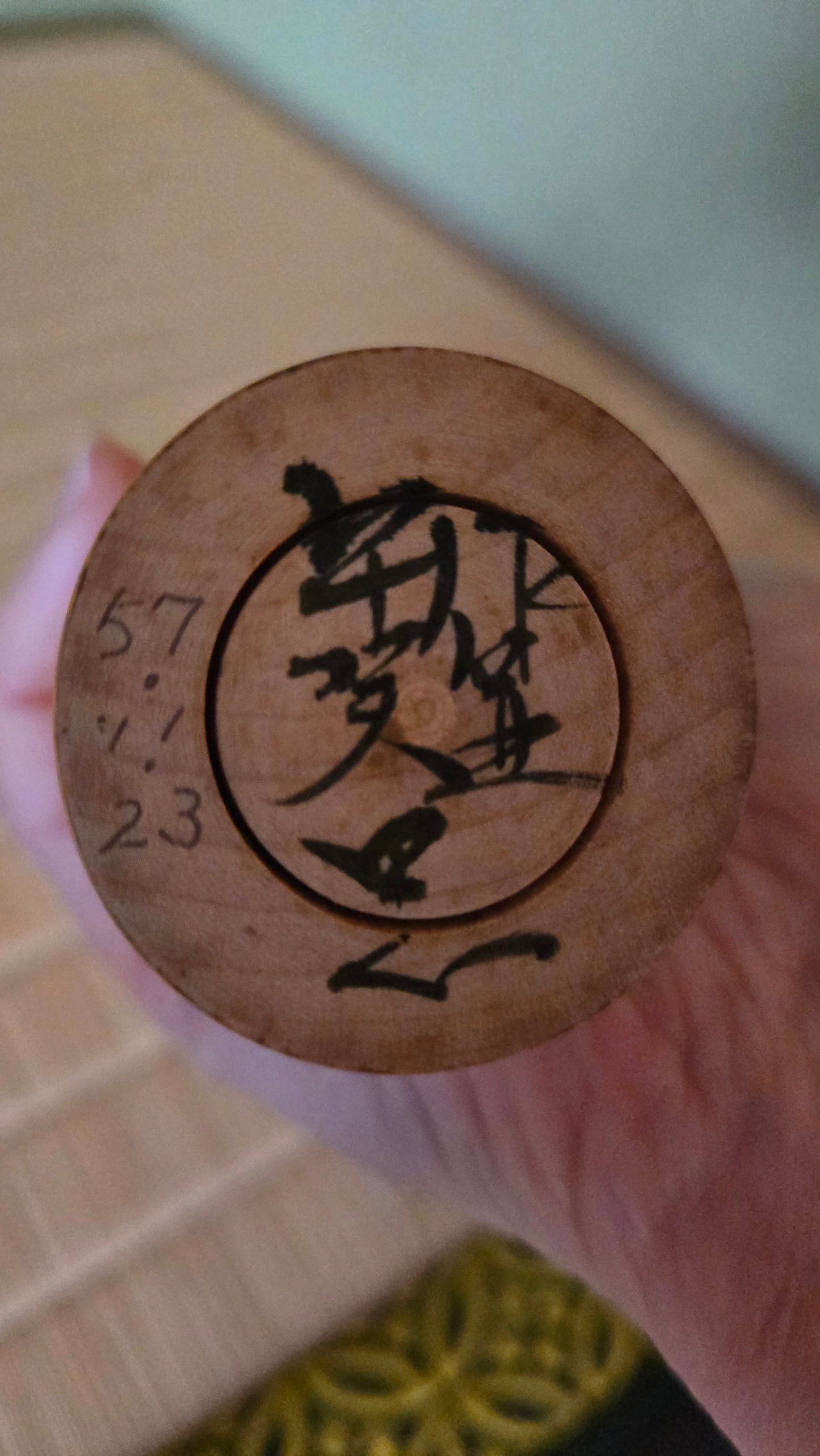 🪆 Kokeshi japonaise artisanale – Motifs oiseaux (phénix) sur fond bois naturel – Style Tōhoku – Datée 1982 – Signée