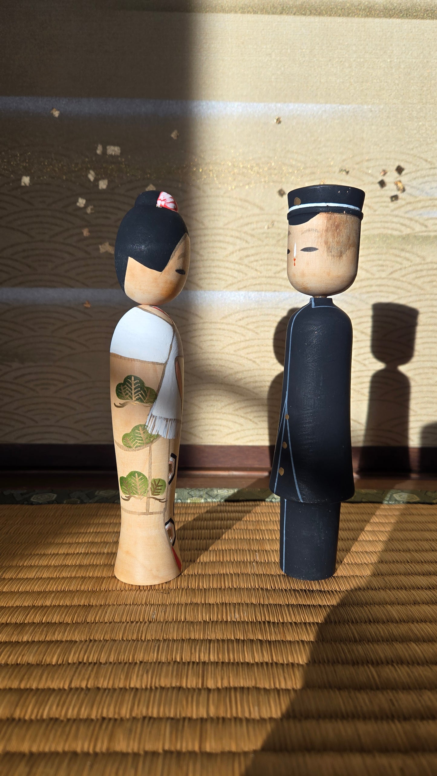 🪆 Paire de kokeshi sōsaku – Couple de mariés japonais – Shiromuku & Gakuran – Style figuratif ère Shōwa – Lot de 2