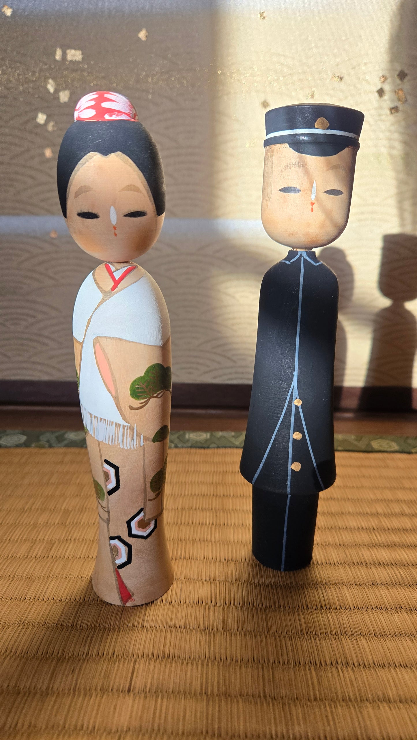 🪆 Paire de kokeshi sōsaku – Couple de mariés japonais – Shiromuku & Gakuran – Style figuratif ère Shōwa – Lot de 2
