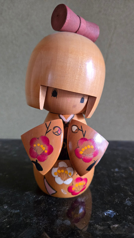 🪆 Kokeshi japonaise artisanale – Kimono ocre fleuri – Manches évasées – Nœud sculpté – Sosaku – Signée