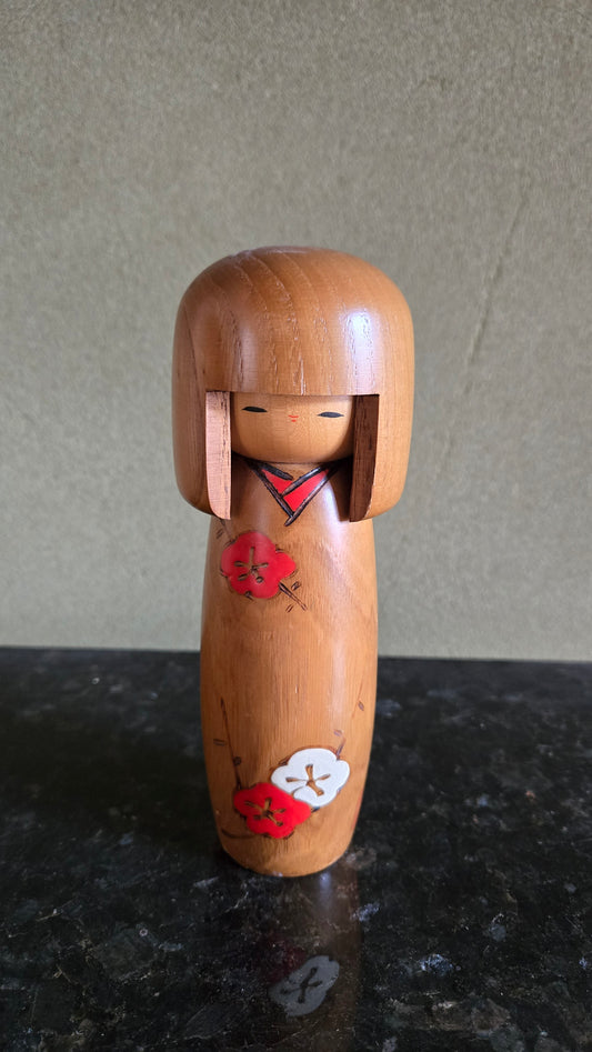 🪆 Kokeshi japonaise artisanale – Prunier rouge et blanc – Bois de cerisier – Corps conique – Sosaku