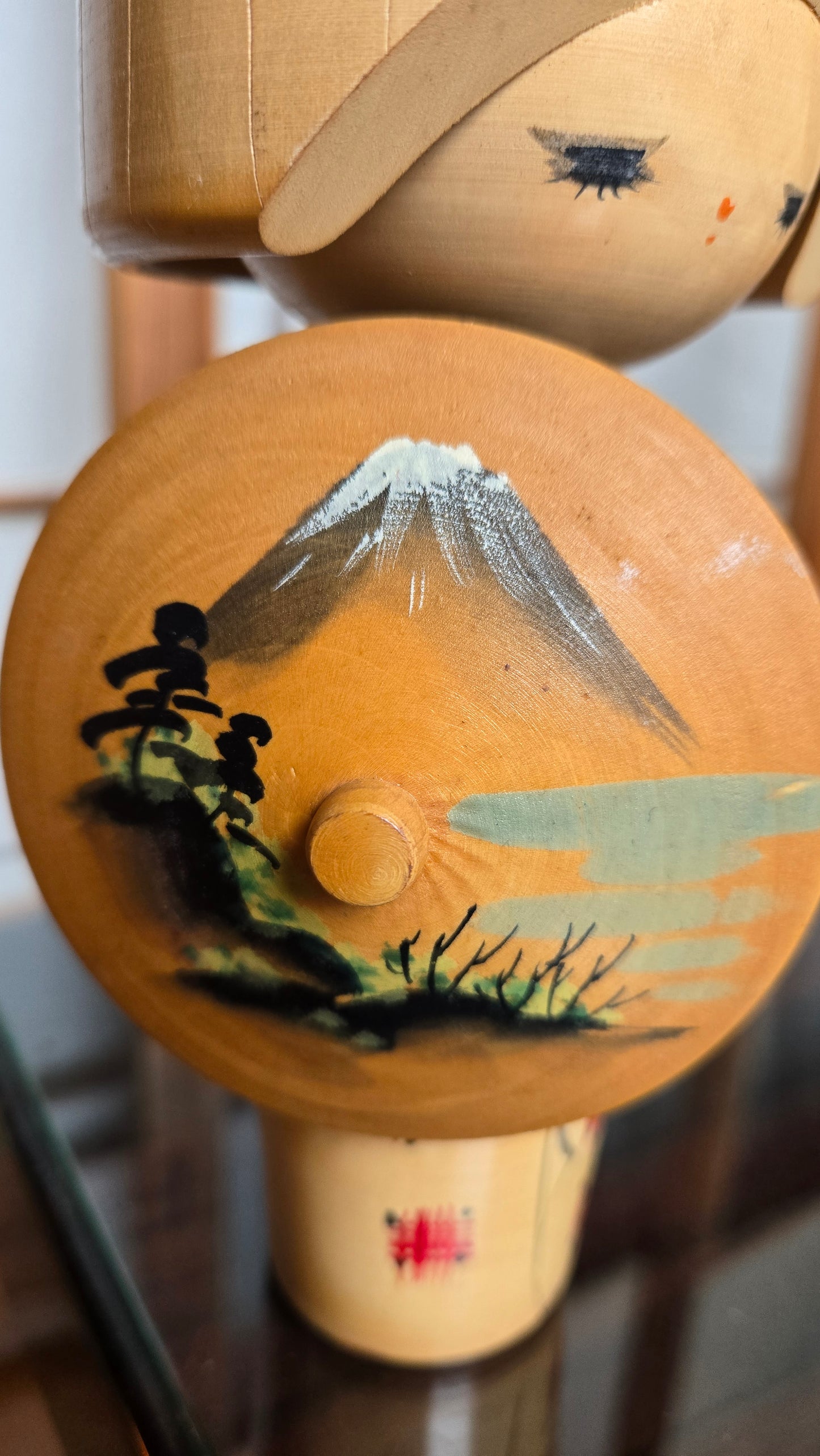 🪆🗻 Kokeshi japonaise vintage — "L'Éventail du Fuji"