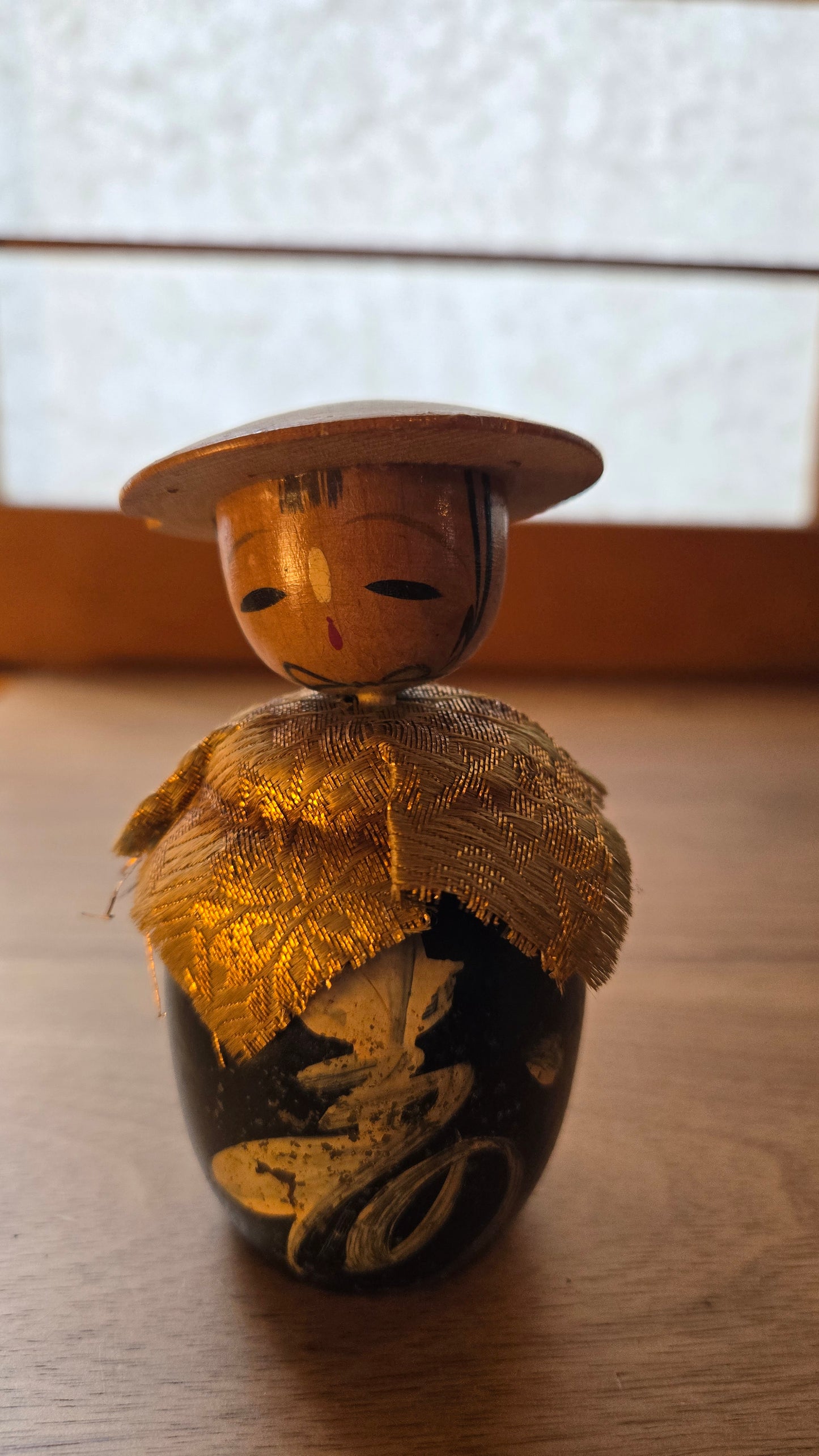 🪆🌾 Kokeshi japonaise vintage — "Le Paysan sous la Pluie d'Or" 金蓑