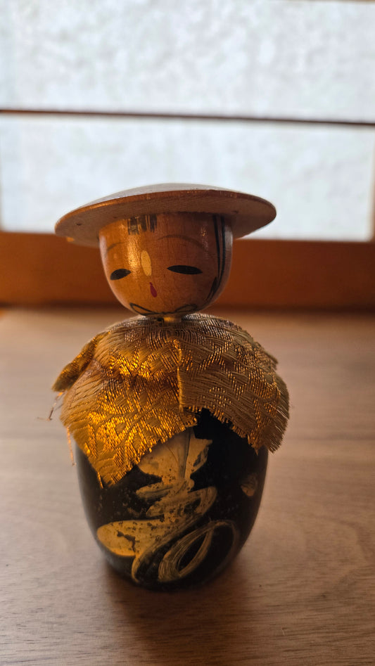 🪆🌾 Kokeshi japonaise vintage — "Le Paysan sous la Pluie d'Or" 金蓑