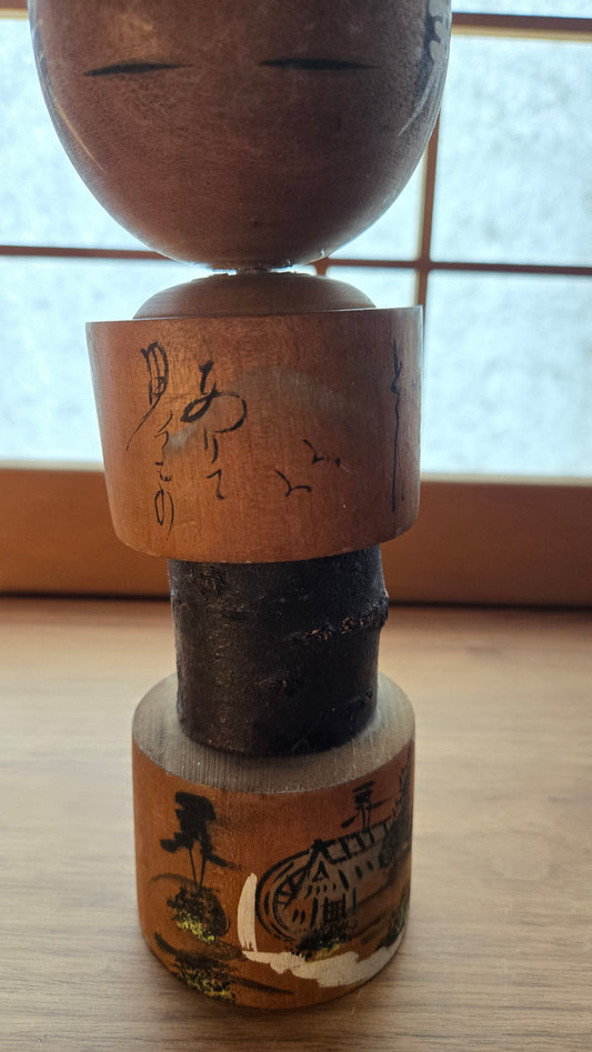 Kokeshi artisanale japonaise – scène rurale peinte, 24 cm