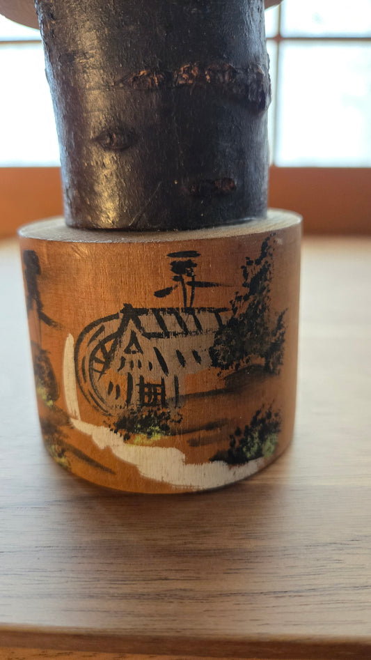 Kokeshi artisanale japonaise – scène rurale peinte, 24 cm