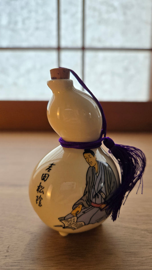 Clochette japonaise en porcelaine – forme gourde hyōtan, décor lettré, avec grelot