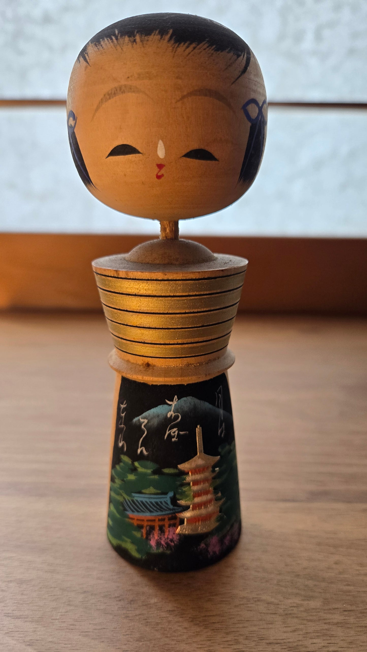 🪆 Kokeshi japonaise vintage — Pagode et temple 五重塔