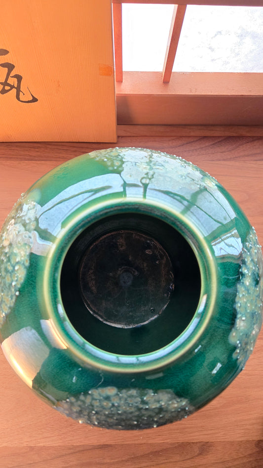 Vase en céramique de Shigaraki — Glaçure verte, signé Unto 雲陶