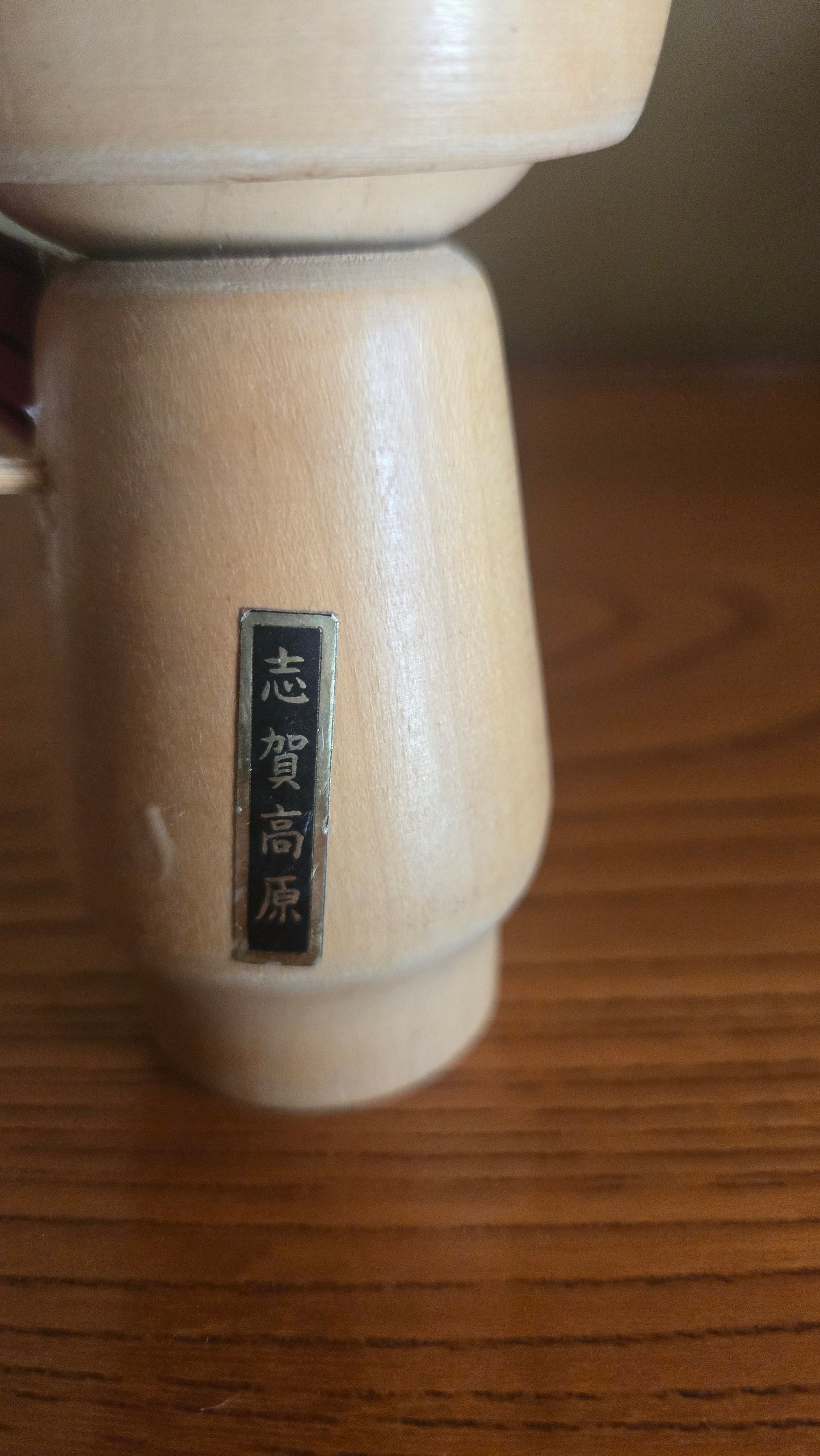 Kokeshi souvenir de Shiga Kōgen 🍂 — ombrelle rouge & chrysanthèmes, bois naturel, Nagano