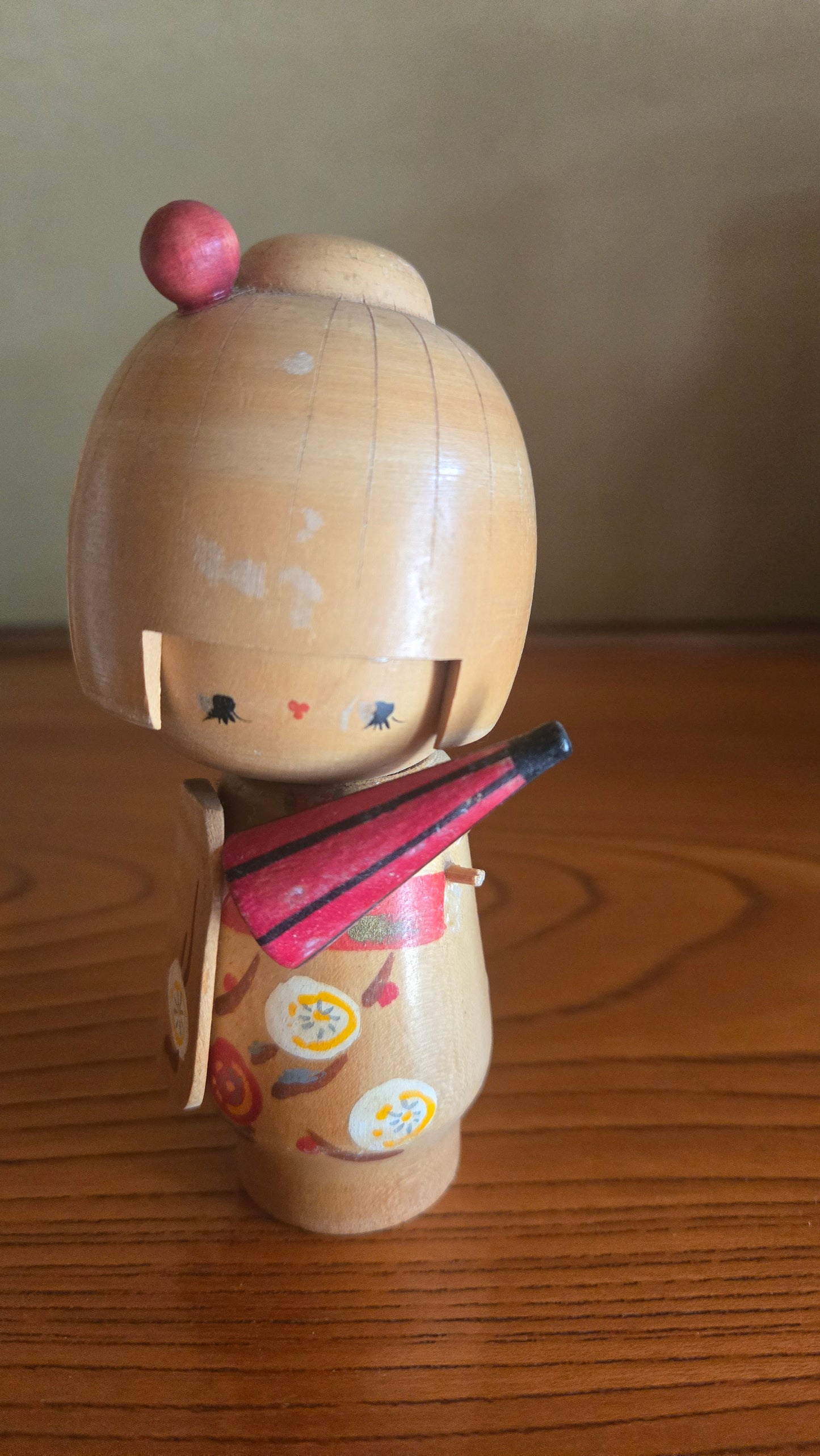 Kokeshi souvenir de Shiga Kōgen 🍂 — ombrelle rouge & chrysanthèmes, bois naturel, Nagano