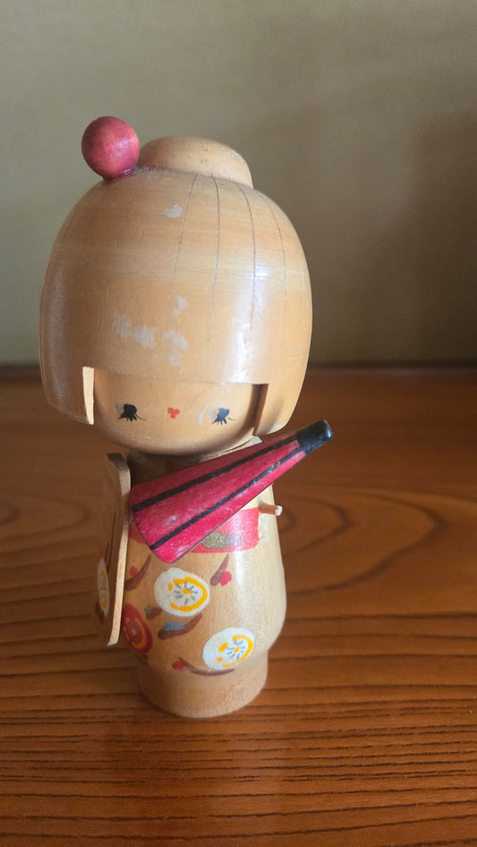 Kokeshi souvenir de Shiga Kōgen 🍂 — ombrelle rouge & chrysanthèmes, bois naturel, Nagano