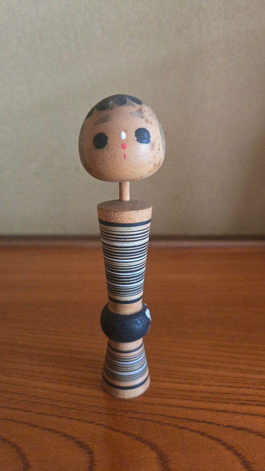 Kokeshi traditionnelle style Naruko 🖤 — corps bilobé, lignes concentriques, bois naturel, 12 cm