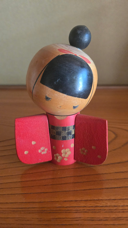 Kokeshi créative style Maiko 🌸 — manches sculptées, kimono rouge & obi damier