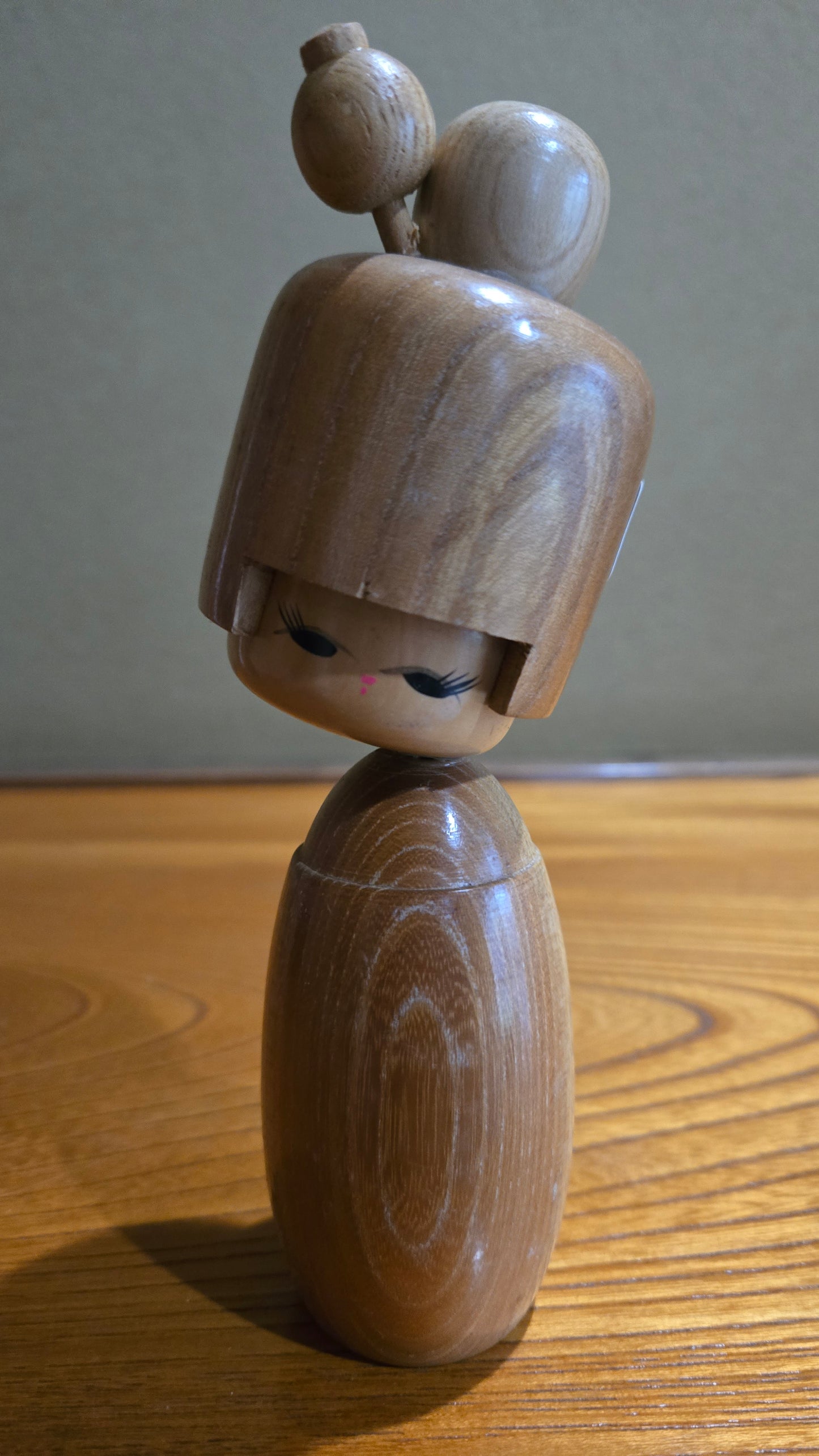 Kokeshi créative moderne 🪵 — bois sombre veiné, silhouette sculpturale épurée