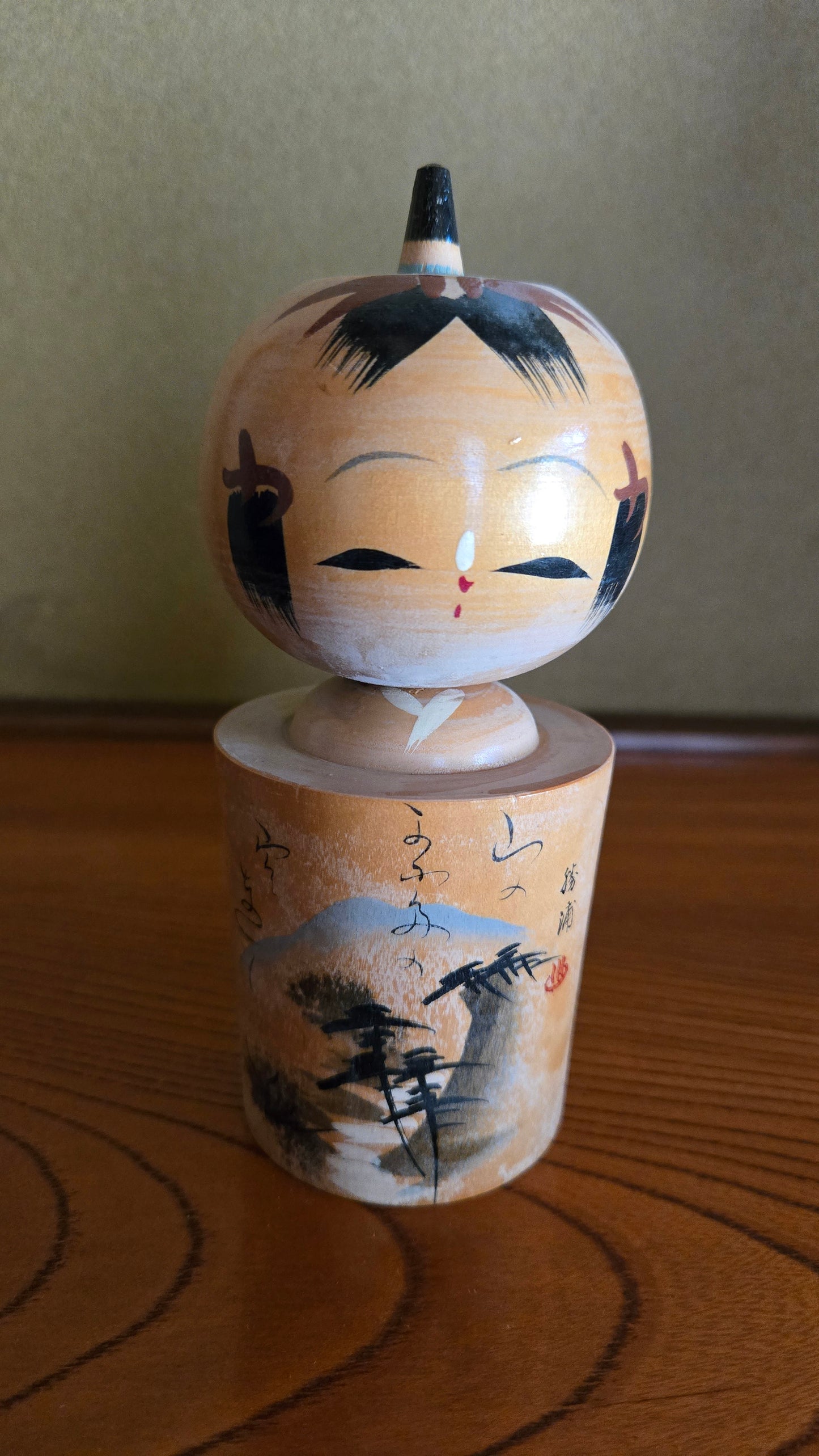 Kokeshi créative littéraire 🏔️ — mont Fuji et bambous, poème cursif, sceau rouge, 15 cm