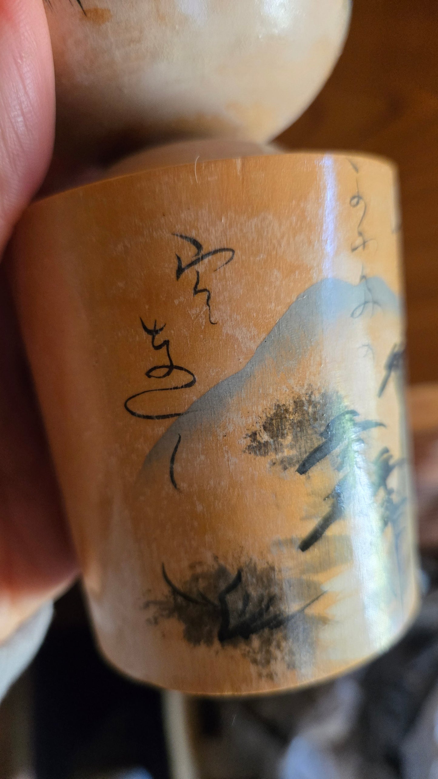 Kokeshi créative littéraire 🏔️ — mont Fuji et bambous, poème cursif, sceau rouge, 15 cm