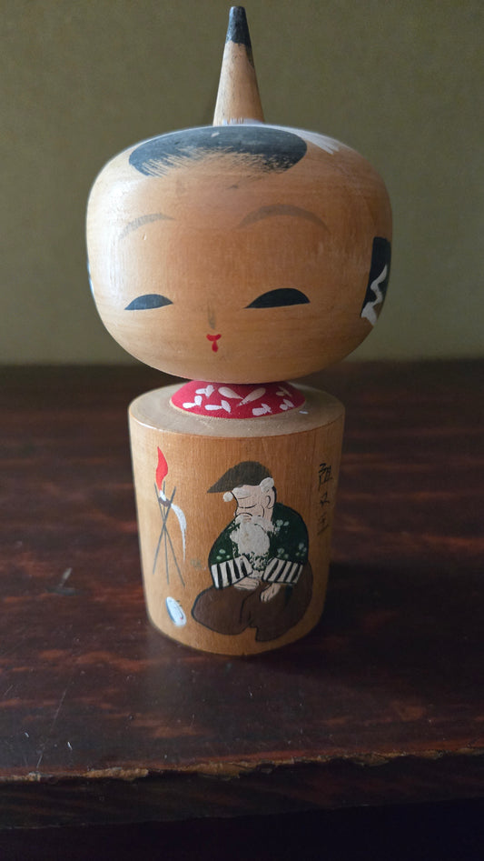Kokeshi créative figurative 🎭 — vieil homme au feu, col rouge à fleurs blanches, 10 cm