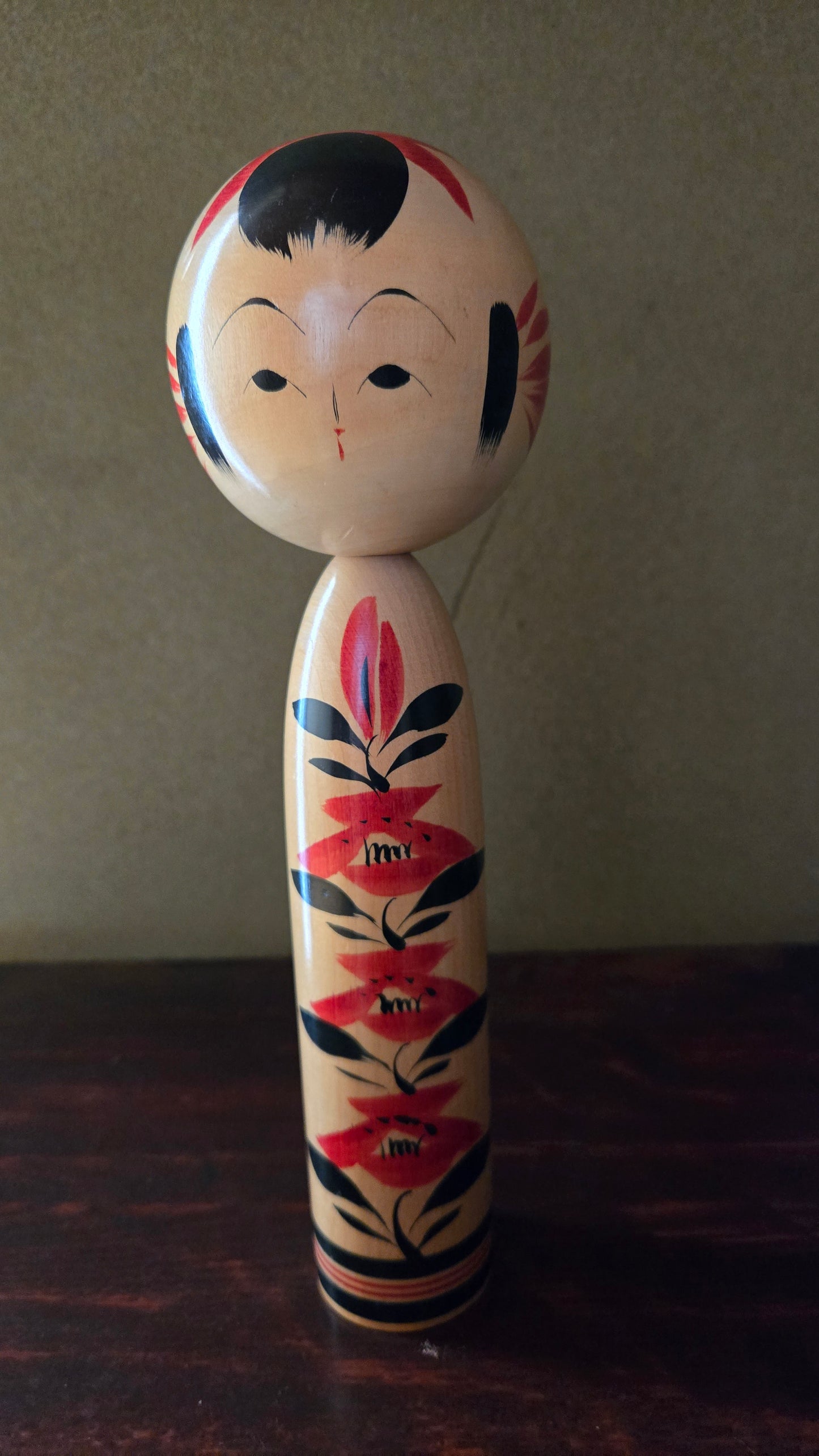 Kokeshi traditionnelle style Tōgatta 🌺 — lys stylisés rouge et noir, bois naturel, 14 cm