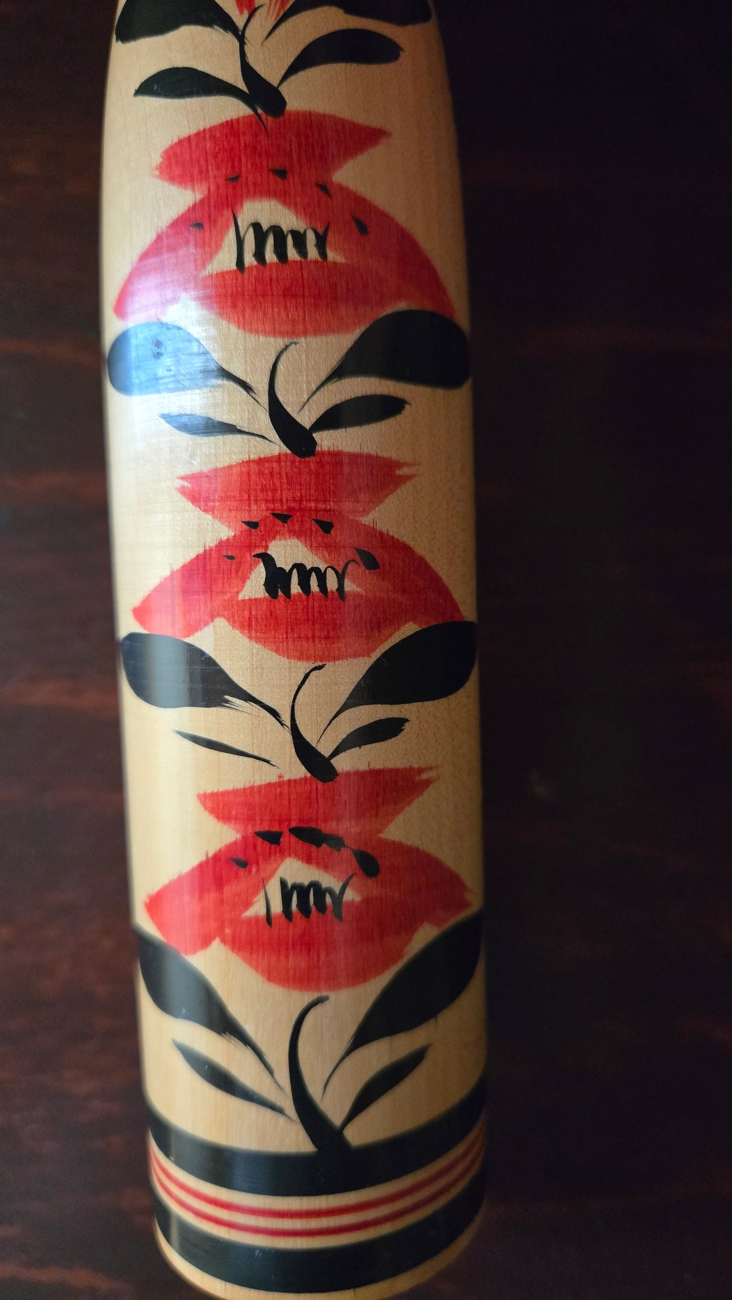 Kokeshi traditionnelle style Tōgatta 🌺 — lys stylisés rouge et noir, bois naturel, 14 cm