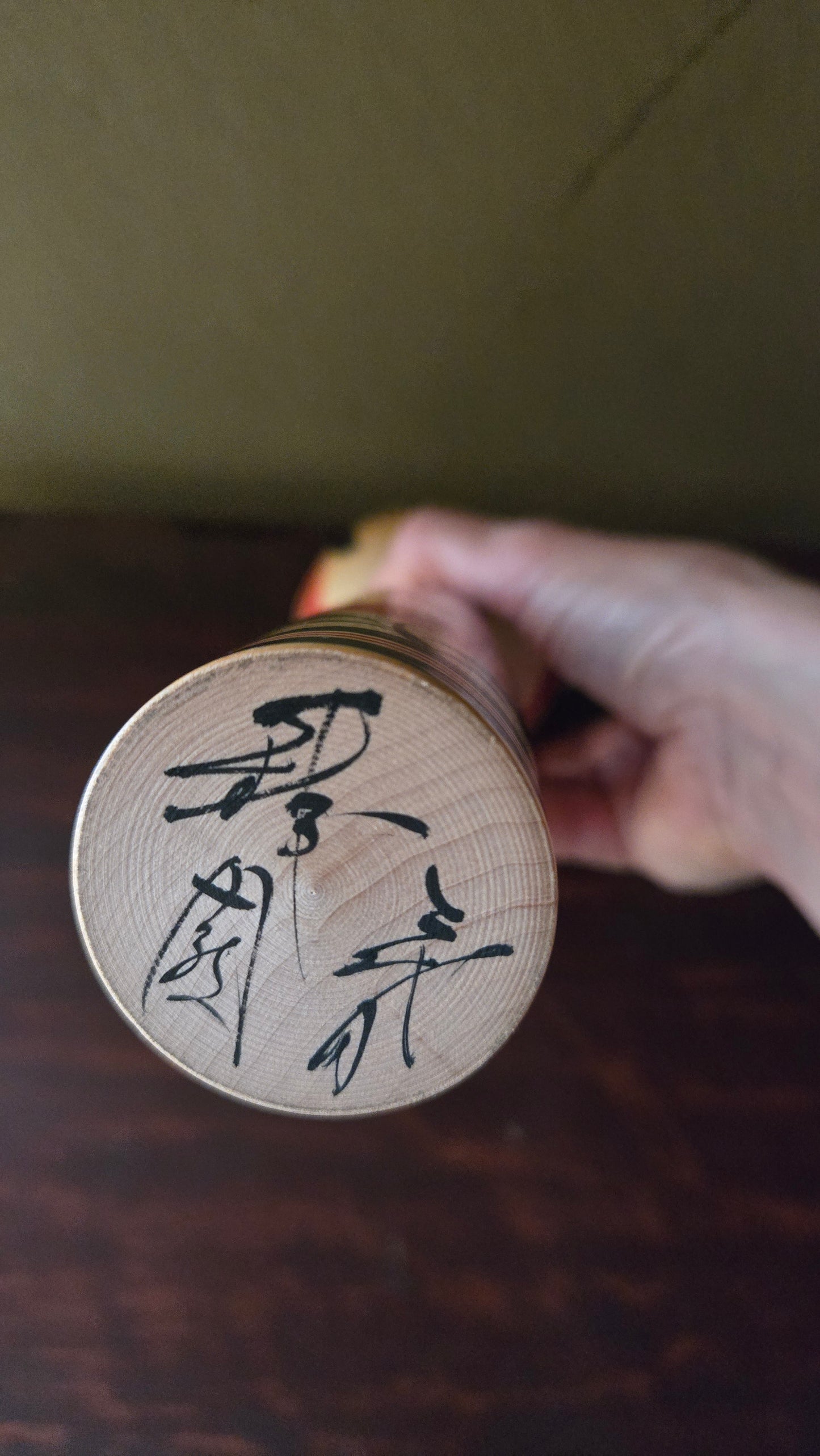 Kokeshi traditionnelle style Tōgatta 🌺 — lys stylisés rouge et noir, bois naturel, 14 cm