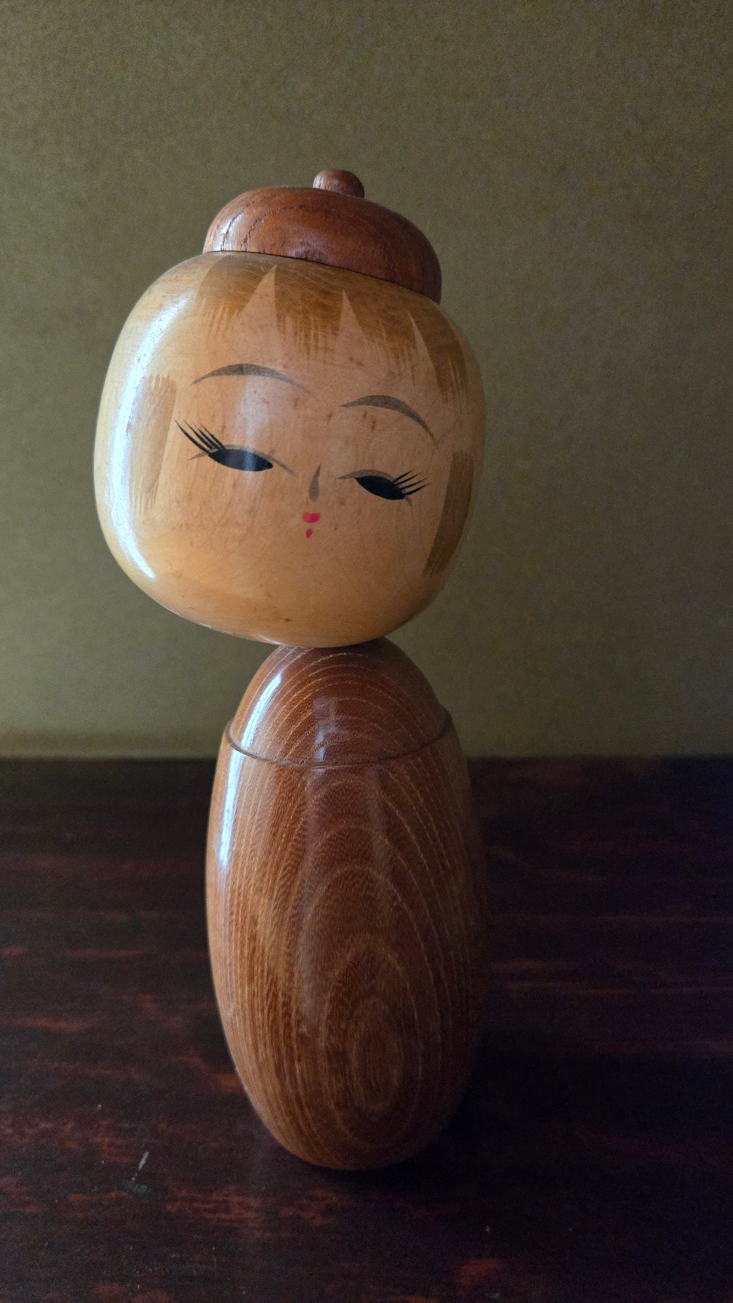 Kokeshi créative moderne 🪵 — bois veiné naturel, visage raffiné, signée Kōhō